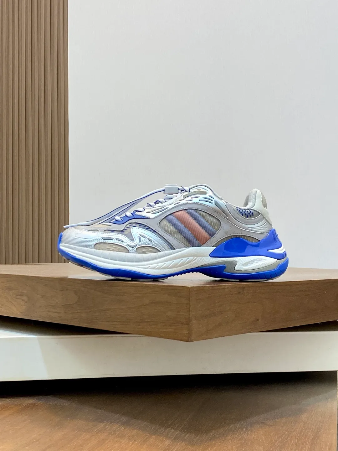 Men's Men's Shoes 💰900 Gucci Gucci 2.0 Sports Shoes Couple's Style Retro Casual Shoes Running Shoes Original Purchase, Development, Production Gucci 2.0 Sports Shoes reinterpret the brand's iconic striped webbing elements. This sneaker reinterprets the iconic details. It uses EVA thick soles and a smart silhouette to bring a stable and comfortable wearing experience. Exquisite packaging at the delivery counter. Fabric: original imported cowhide + technical fabrics. Lining: original imported breathable mesh. Sole: original molded ultra-light foam rubber. Bottom thickness: 4CM. Size: 39-44 (customized for 38, 45, 56)